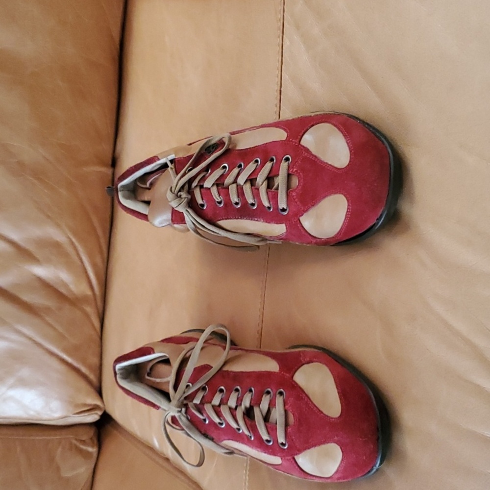 Stylish Red and Tan Men's Sneakers - Picture 9 of 16